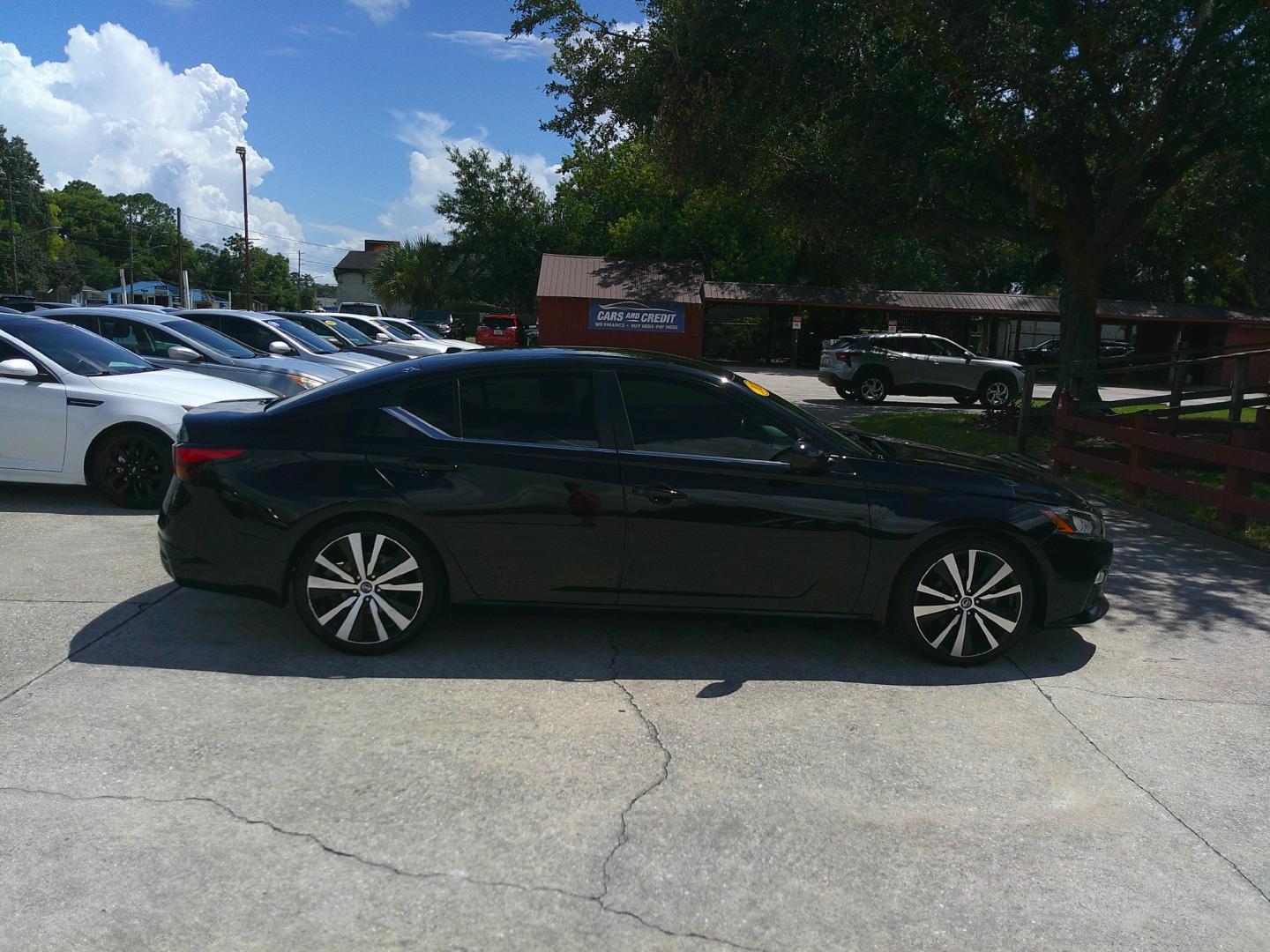 2020 BLACK NISSAN ALTIMA 2.5 SR (1N4BL4CVXLC) , located at 1200 Cassat Avenue, Jacksonville, FL, 32205, (904) 695-1885, 30.302404, -81.731033 - Photo#4